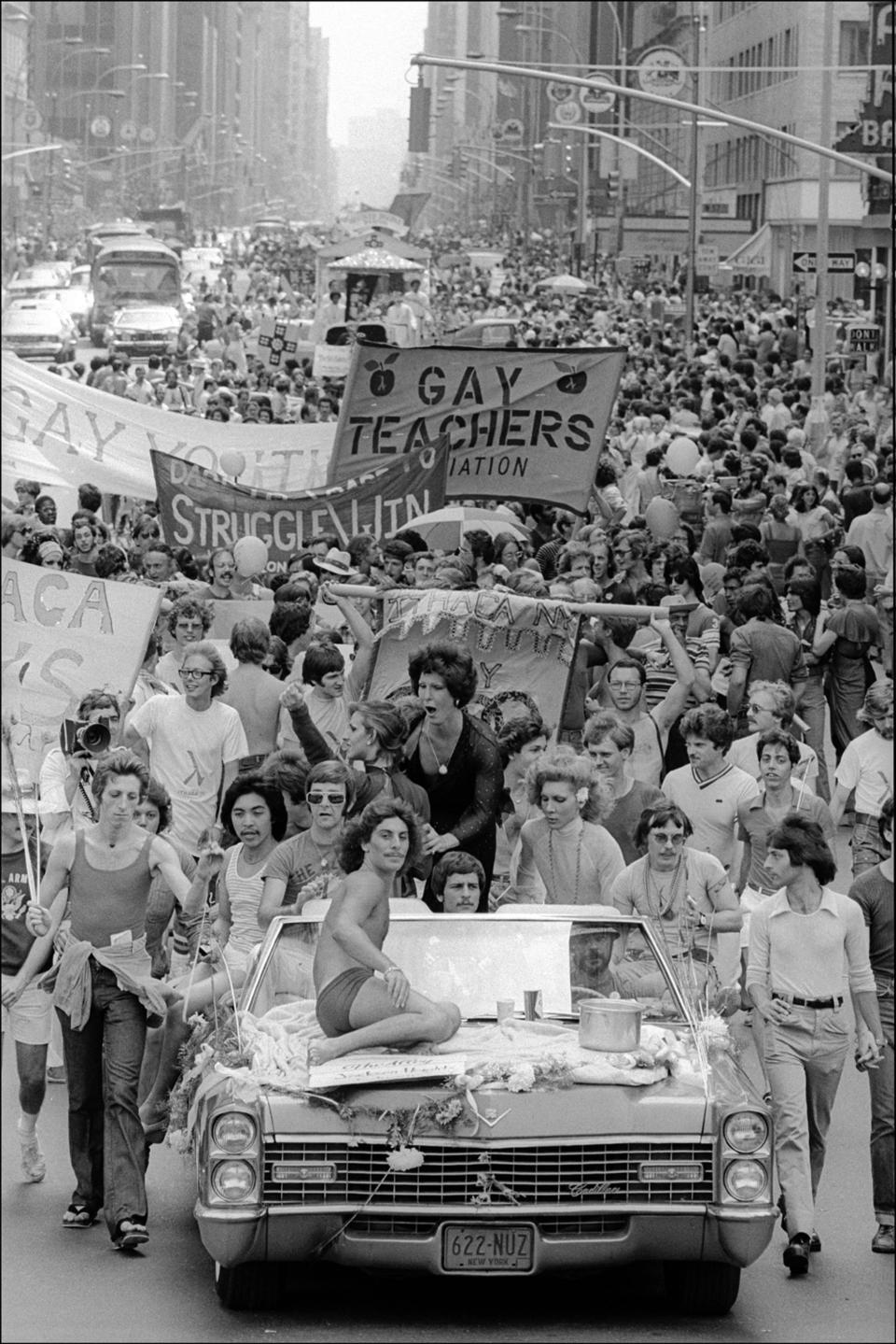 View along 6th Avenue as hundreds of people march (and drive) towards Central Park in a Gay Pride Parade, New York, New York, June 26, 1975. (Photo by Allan Tannenbaum/Getty Images)