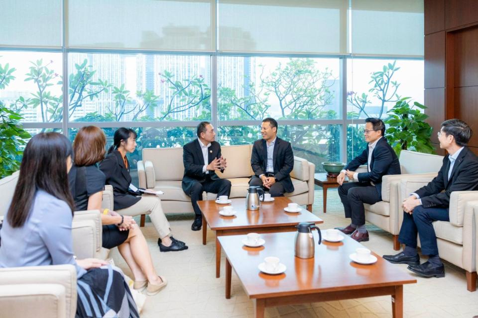 新北市長侯友宜(左4)拜會新加坡國家發展部部長李智陞(右3)。翻攝李智陞臉書