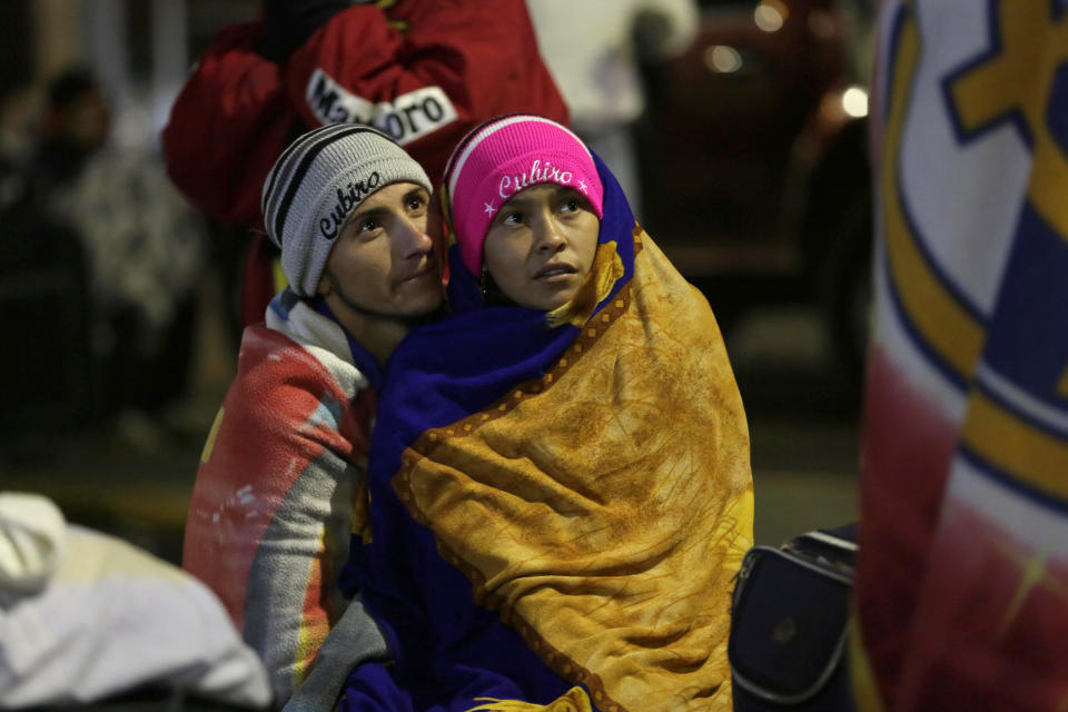 ARCHIVO - En esta foto de archivo del 18 de agosto de 2018, migrantes venezolanos esperan que las autoridades de migración les permitan ingresar a Ecuador sin pasaporte en Rumichaca. El éxodo de venezolanos y los problemas que genera para sus vecinos se está convirtiendo en uno de los temas principales que se discutirán durante la reunión anual de la Asamblea General de las Naciones Unidas. (AP Foto / Dolores Ochoa, Archivo )