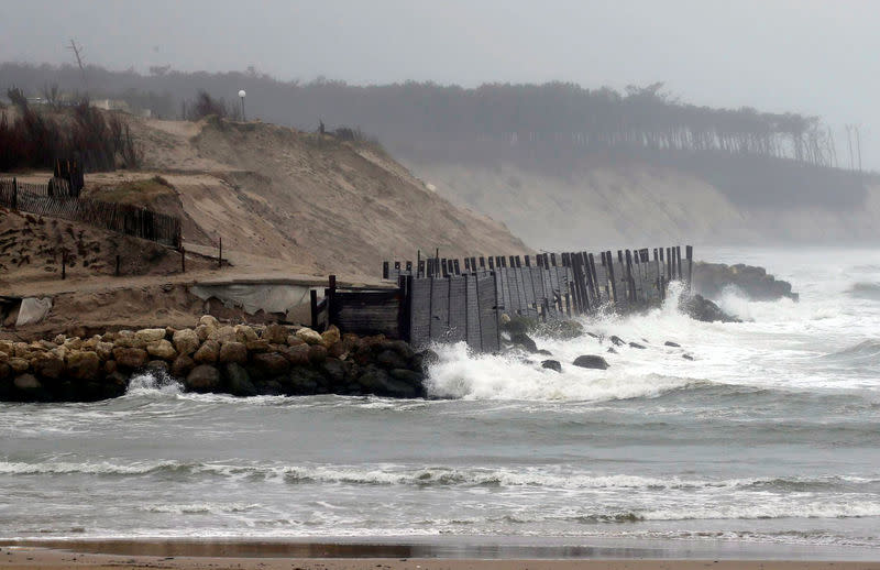 A Soulac-sur-mer. A Soulac-sur-mer près de l’embouchure de la Gironde, l’immeuble Le Signal est devenu le symbole de cette érosion qui s’est accélérée, selon les dernières données. Construit sur la dune de sable en 1967 à 200 mètres du rivage, cet immeuble de 78 logements sur quatre étages n’est plus qu’à une dizaine de mètres de l’océan. 27, 2018. Picture taken March 27, 2018. REUTERS/Regis Duvignau