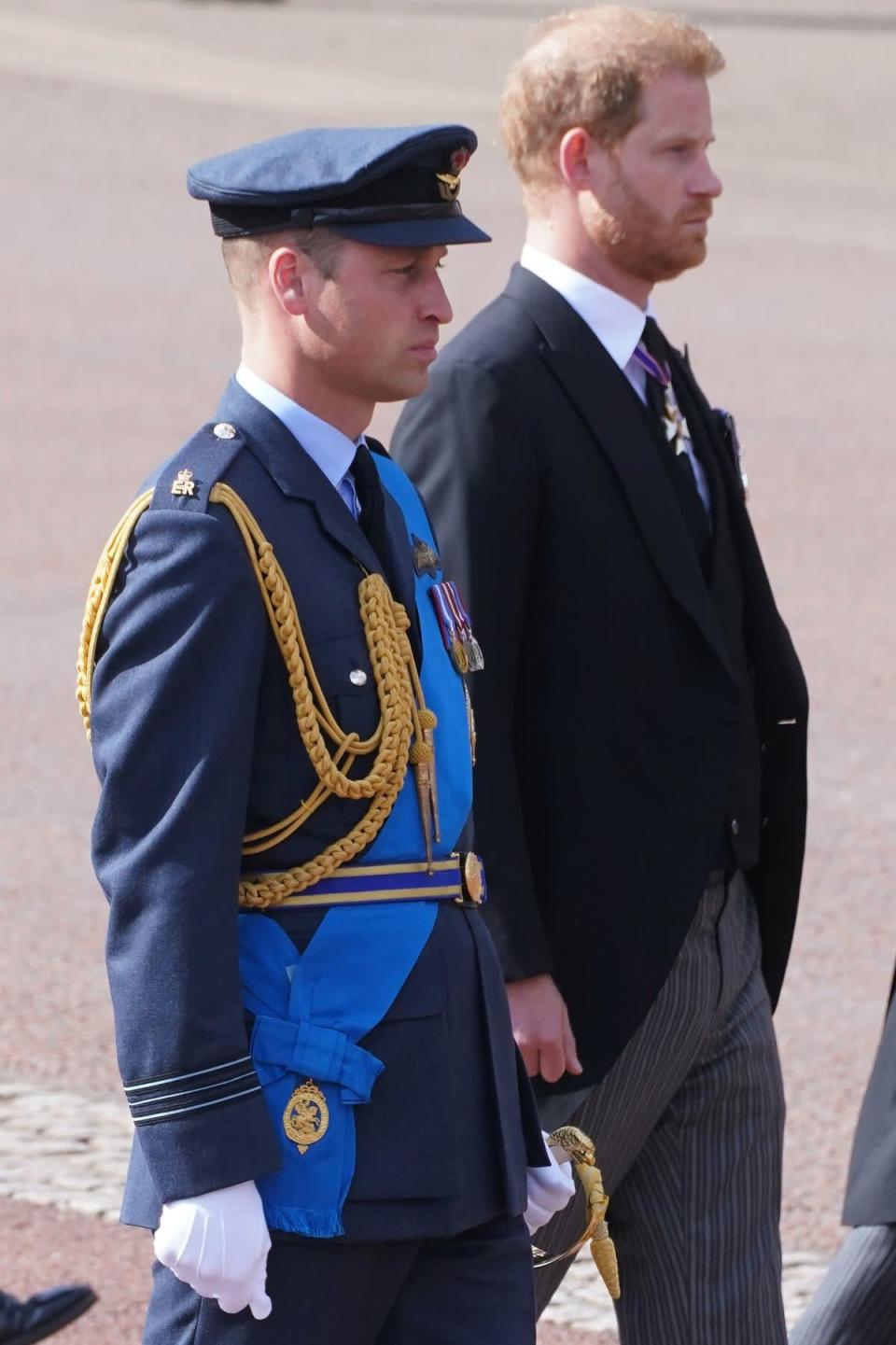 El príncipe de Gales y el duque de Sussex mostraron un frente unido durante la procesión del cuerpo de la reina (Getty Images)