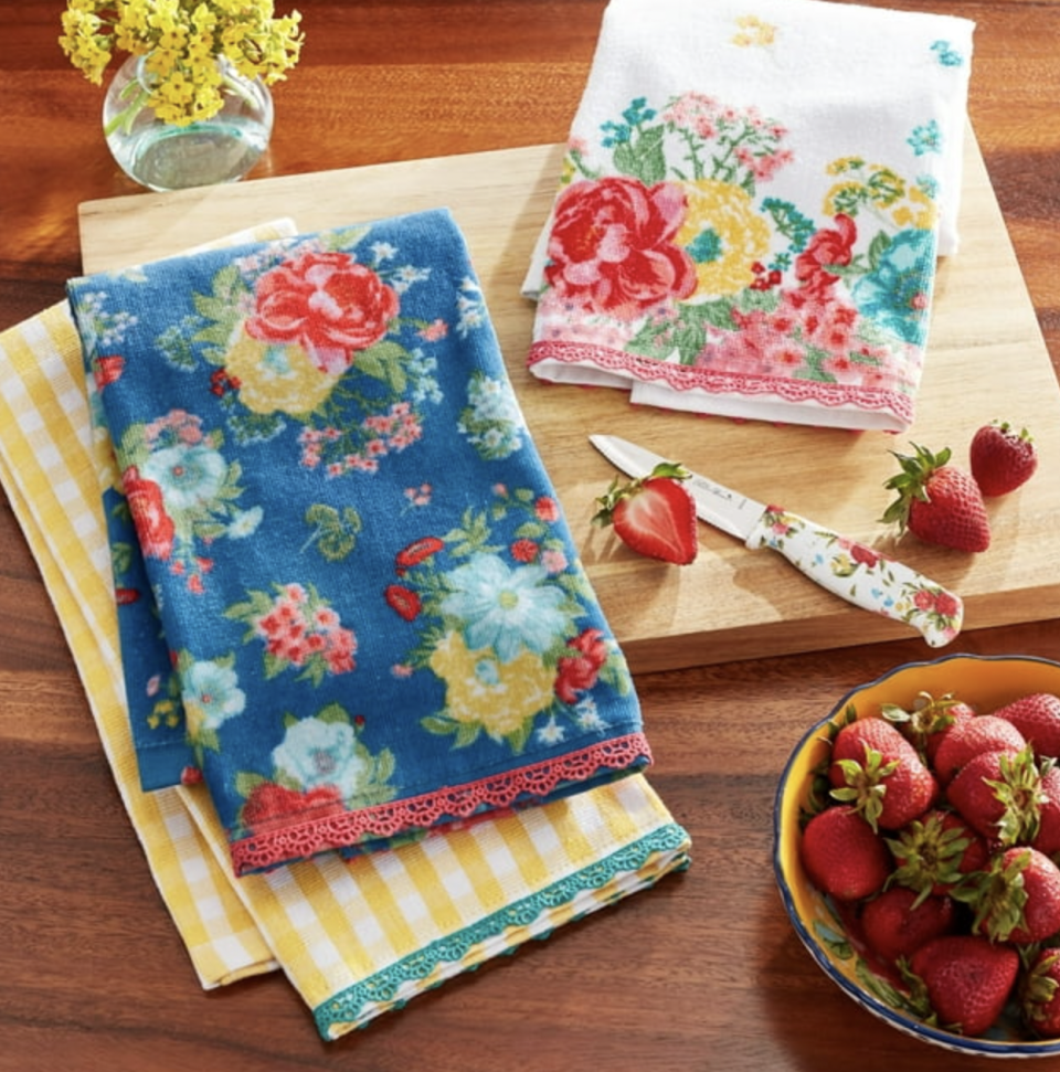 <p><a href="https://go.redirectingat.com?id=74968X1596630&url=https%3A%2F%2Fwww.walmart.com%2Fip%2FThe-Pioneer-Woman-Fancy-Flourish-Kitchen-Towel-Set-Multicolor-20-x-30-3-Piece%2F395791736&sref=https%3A%2F%2Fwww.thepioneerwoman.com%2Fproducts%2Fg43690330%2Fbest-pioneer-woman-products-walmart-under-10%2F" rel="nofollow noopener" target="_blank" data-ylk="slk:Shop Now;elm:context_link;itc:0;sec:content-canvas" class="link ">Shop Now</a></p><p>The Pioneer Woman Fancy Flourish Kitchen Towel Set</p><p>walmart.com</p><p>$9.98</p><span class="copyright">Walmart</span>