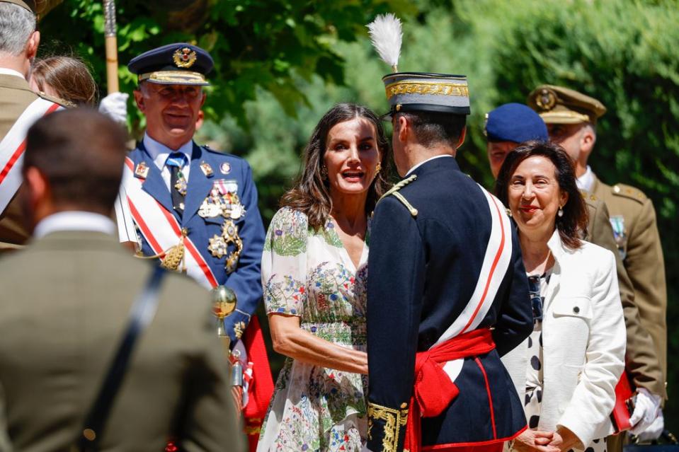 La reina Letizia saluda a Manuel Pérez López, director de la Academia General Militar de Zaragoza, durante la entrega de los despachos, 3 de julio de 2024