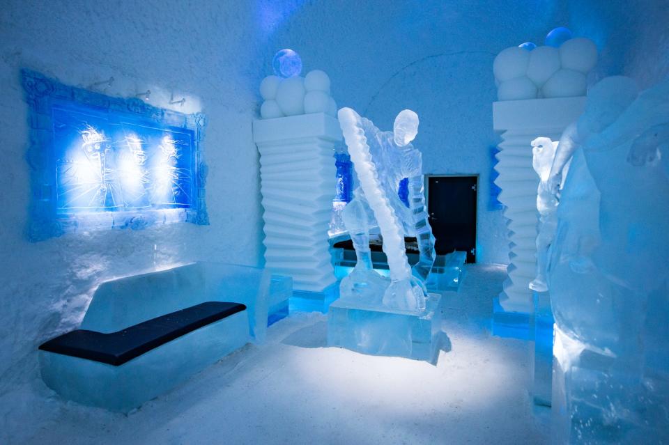 medium_icehotel_art suite_hang_loose_design_edith van de wetering_wilfred_stijger_photo_asaf_kliger 4