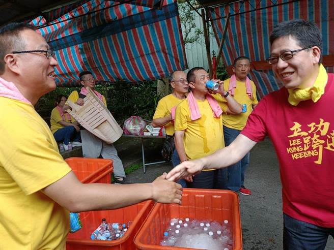 ▲謝立功（右）曾參選過基隆市長，對基隆地方生態熟悉，並持續勤跑基隆，爭取民眾支持。（本報資料照）