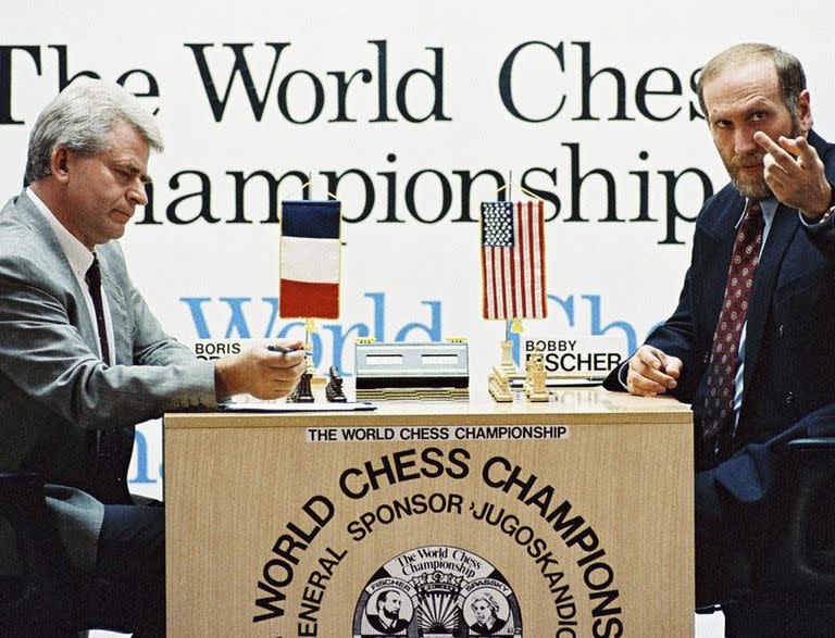 Aunque todos querían ver a Bobby Fischer, el norteamericano pidió a los organizadores del match revancha con Boris Spassky que se le pague la misma cifra a los dos; el soviético compitió con la bandera de Francia, su país de residencia en 1992