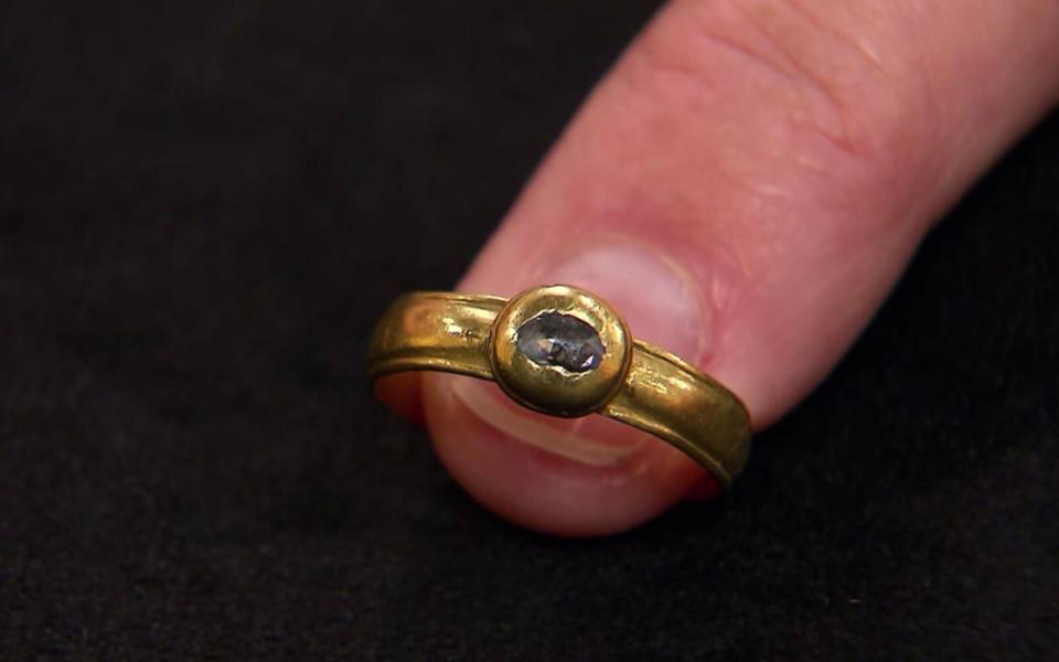 "Der Ring könnte wegen der Diamant-Fassung in 900er-Gold sehr alt sein", überlegte Expertin Heide Rezepa-Zabel. Doch "bei so weichem Gold hätte der Ring sicher Abnutzungsspuren, wäre er 400 Jahre alt". Für das wohl umgearbeitete Stück aus den 1930er-Jahren taxierte sie 300 bis 400 Euro. Zu wenig für die Verkäuferin, die 900 Euro wollte. (Bild: ZDF)