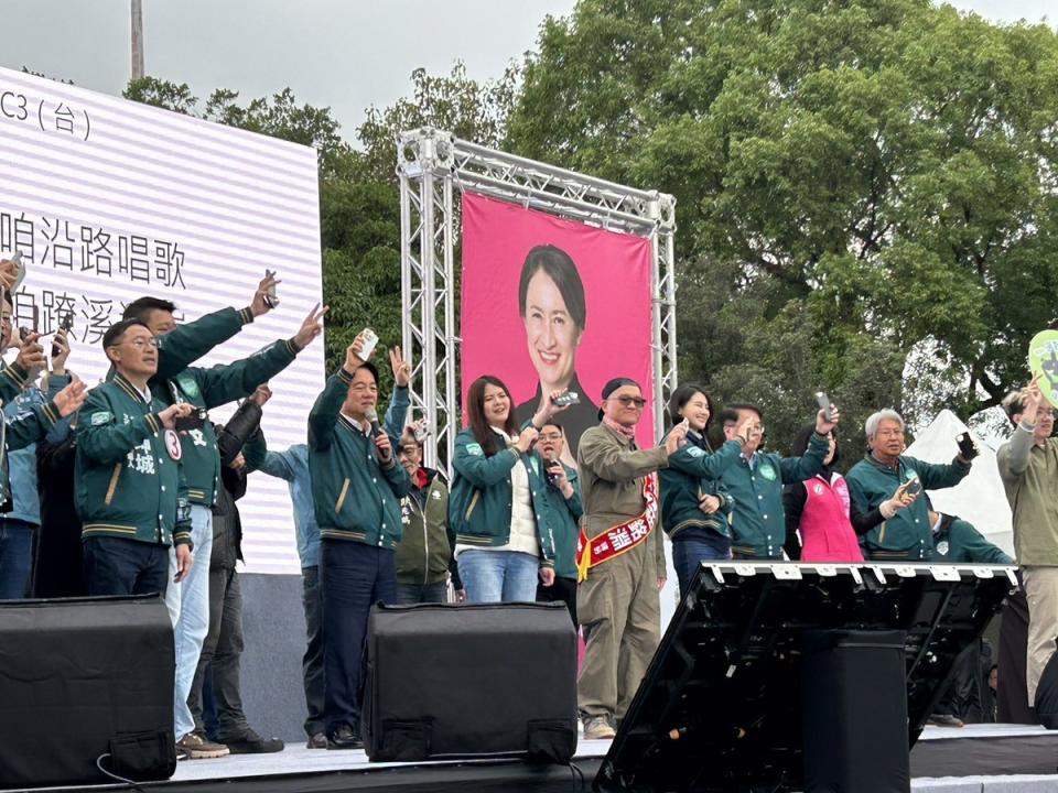  賴清德環島拼字活動回到故鄉新北，他在台上高舉手機燈，與支持者合唱競選歌曲《路》 圖：黃宣尹攝 