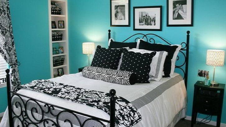 Warna biru dan hitam membuat kamar lebih maskulin namun tetap teduh dan nyaman. (Foto: interdesain.com)