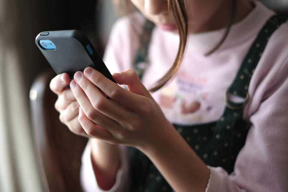 Kids mit dem Smartphone allein zu lassen, ist keine gute Idee. (Symbolbild: Getty Images)