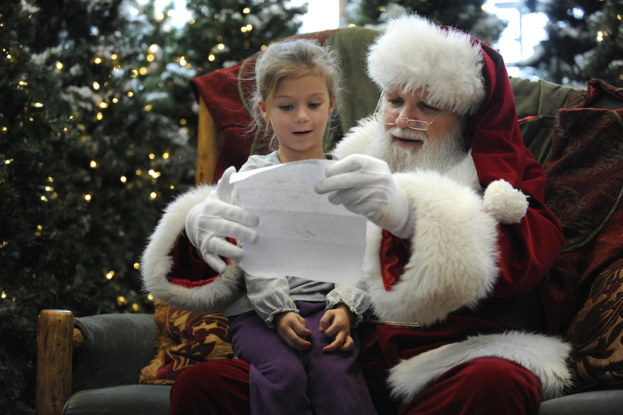 La estampa común de los niños con Santa Claus es cada vez más complicada de ver en Estados Unidos, y no solo por el coronavirus. (Foto: Helen H. Richardson/The Denver Post via Getty Images)