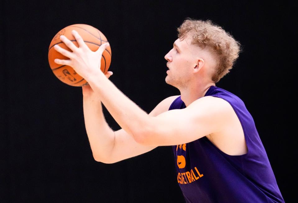 Sep 27, 2022; Phoenix, Arizona, USA; Phoenix Suns center Jock Landale during practice at the Verizon 5G Performance Center.