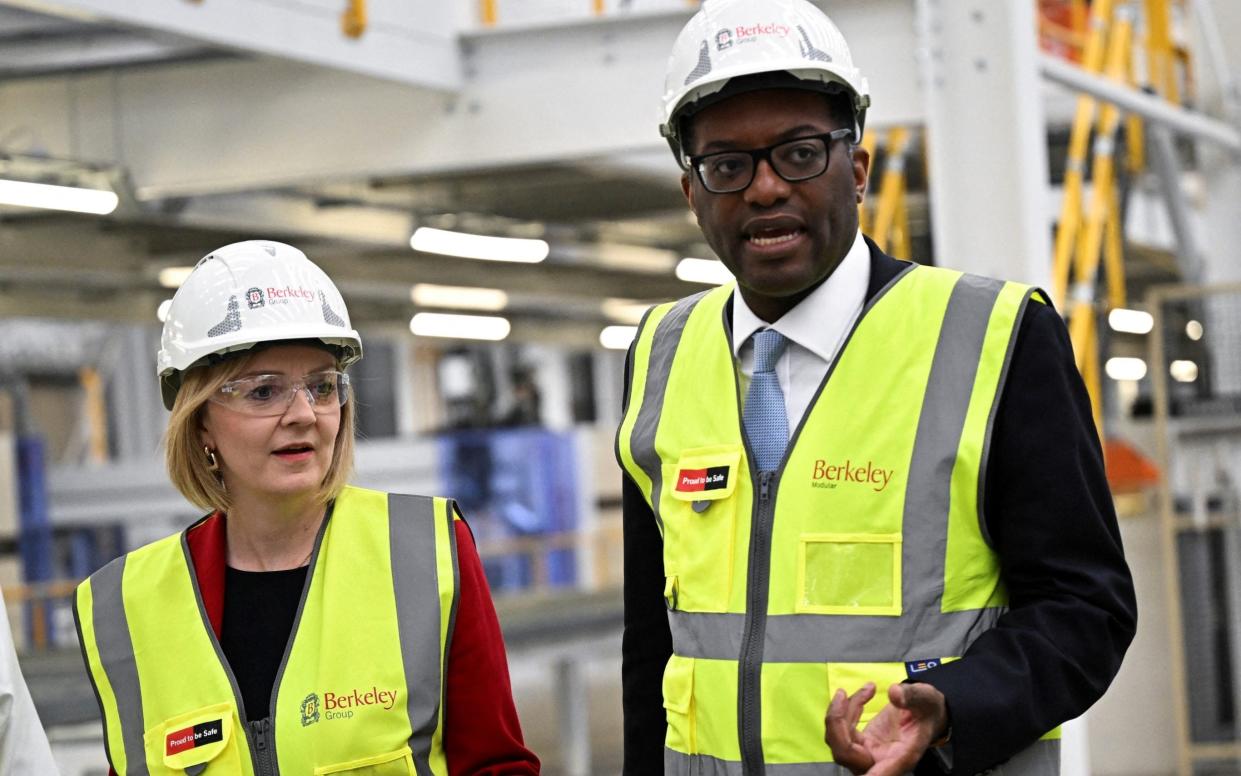 Prime Minister Liz Truss and Chancellor of the Exchequer Kwasi Kwarteng visit Berkeley Modular, in Northfleet, Kent, Britain, September 23, 2022. - DYLAN MARTINEZ/REUTERS