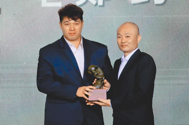 最佳進步獎得主統一獅中繼投手鄭鈞仁（左），最想感謝的是總教練林岳平。（陳麒全攝）
