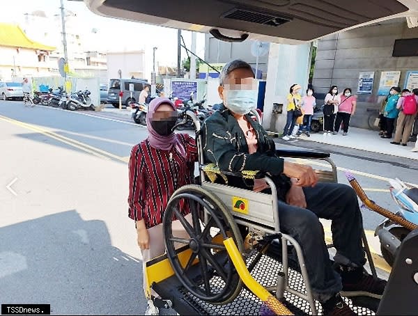 聘僱外籍看護照使用交通車。（圖：南投縣府衛生局提供）