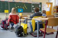 Dresden: Schüler einer vierten Klasse sitzen in der 103. Grundschule "Unterm Regenbogen" zu Beginn des Unterrichts auf ihrem Platz. In den Grund- und Förderschulen beginnt für die Klassenstufe vier im Freistaat unter Einhaltung der Hygiene- und Abstandsregeln wieder der Unterricht. Foto: Sebastian Kahnert / dpa-Zentralbild / dpa