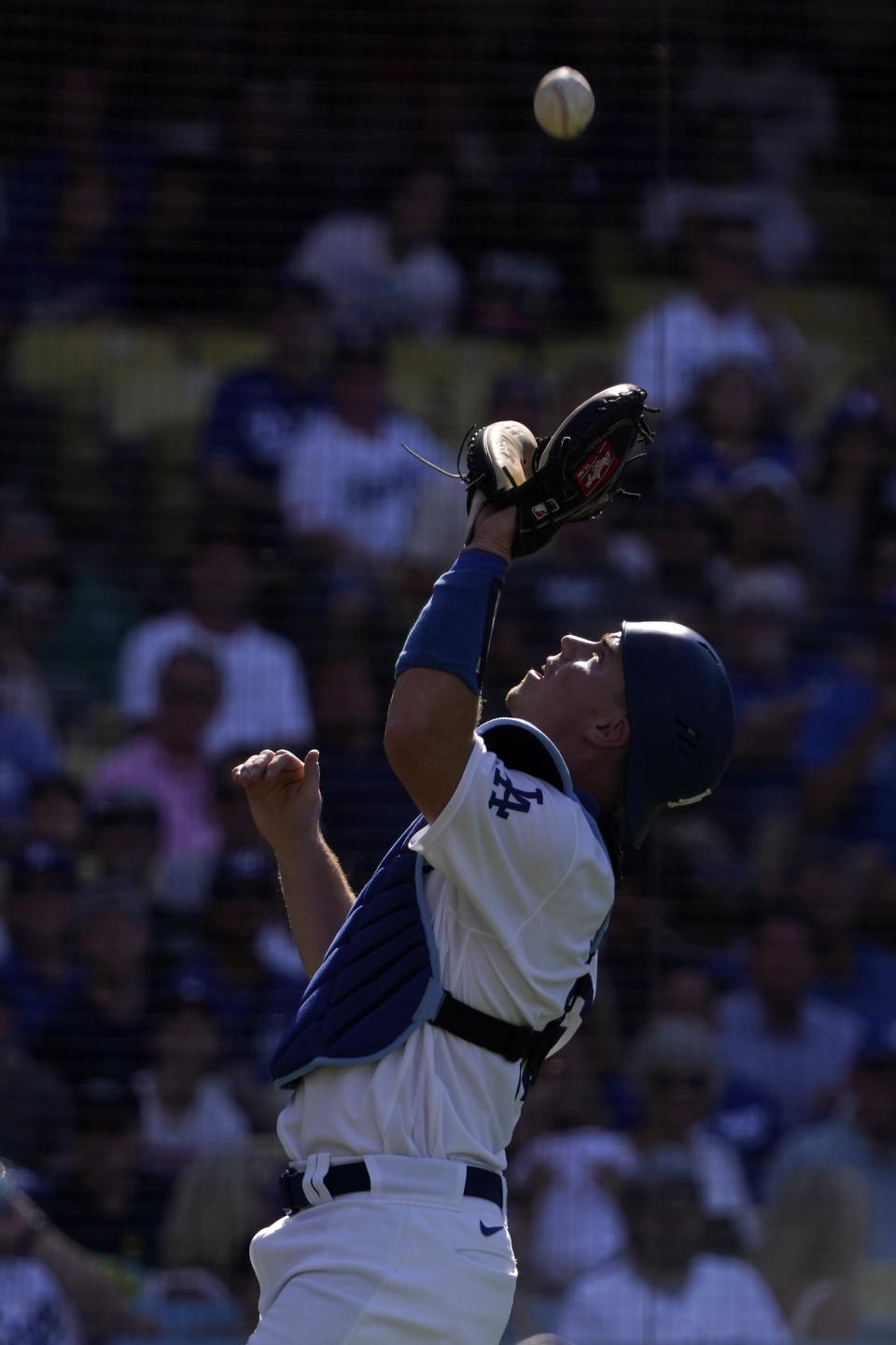 Los Angeles Dodgers catcher Will Smith makes a catch on a foul ball hit by San Diego Padres' Brandon Drury during the second inning of a baseball game Sunday, Aug. 7, 2022, in Los Angeles. (AP Photo/Mark J. Terrill)