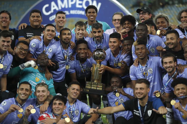 Los jugadores de Independiente del Valle de Ecuador festejan con el trofeo tras vencer a Flamengo en la Recopa Sudamericana en febrero de 2023