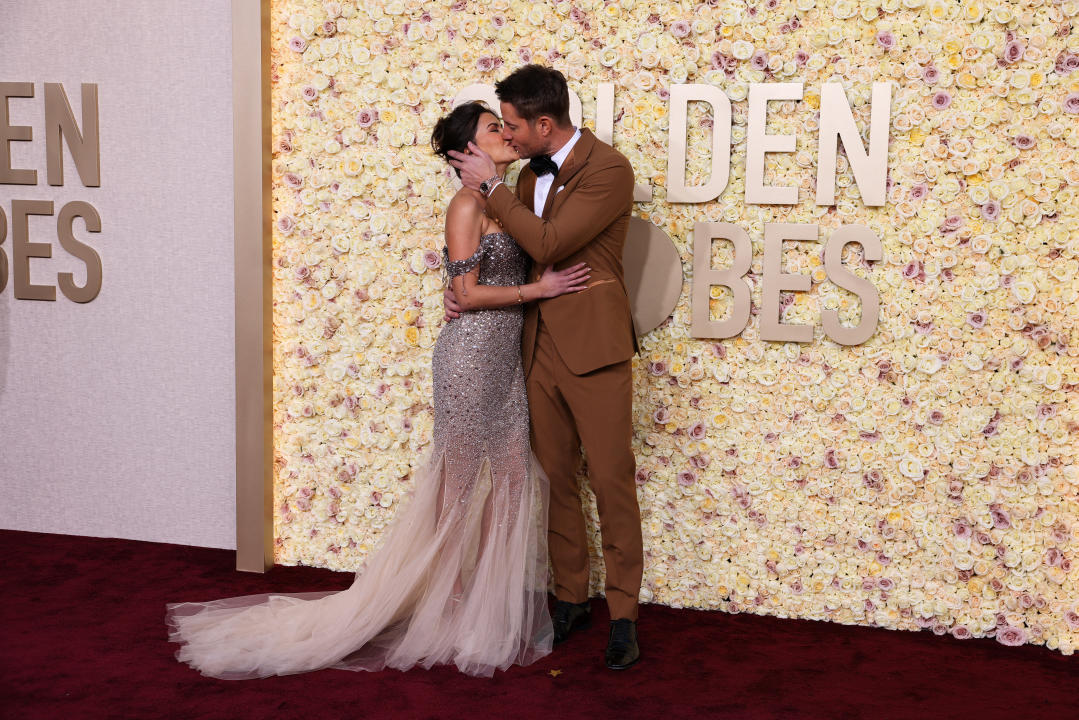 賈斯汀哈特雷和妻子蘇菲亞潘娜絲在金球獎紅毯上親吻。（圖／路透）