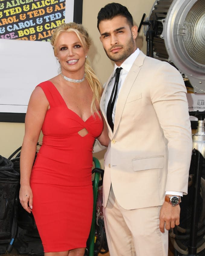 Britney Spears posando con su marido Sam Asghari