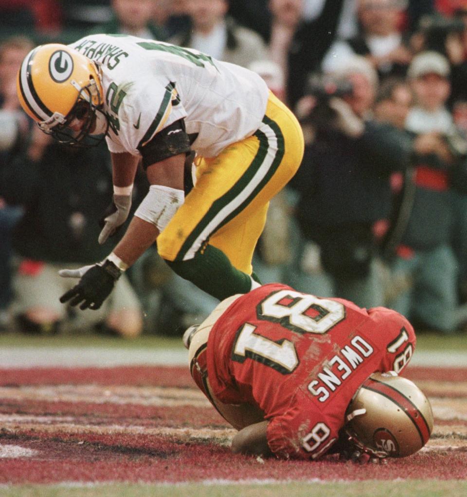 Green Bay Packers defensive back Darren Sharper can only watch after his hit didn't stop 49ers Terrell Owens from scoring a touchdown during the fourth quarter of their game Sunday, January 3, 1998 at 3Com Park in San Francisco, Calif.