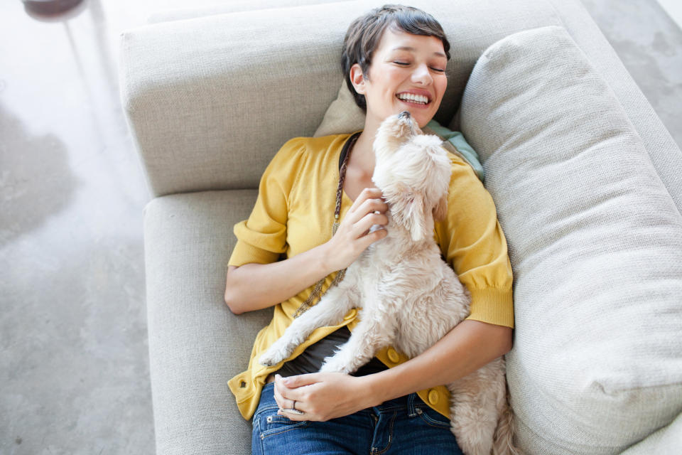 Mit Tieren zu kuscheln, macht nicht nur Spaß - sondern auch glücklich. (Bild: Getty Images)