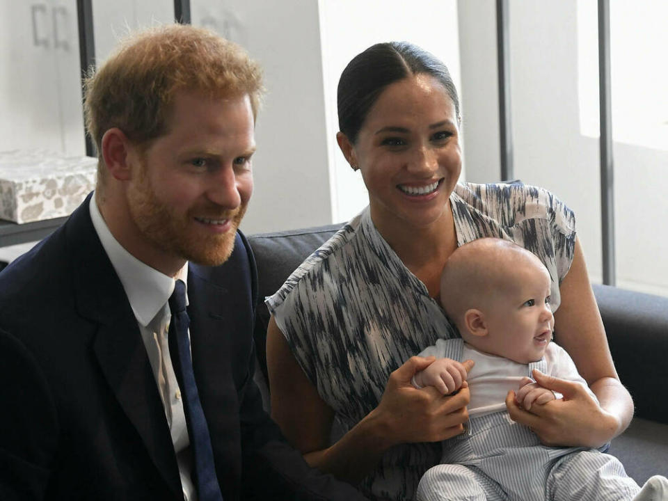 Herzogin Meghan und Prinz Harry mit ihrem Sohn Archie (Bild: imago images/i Images)