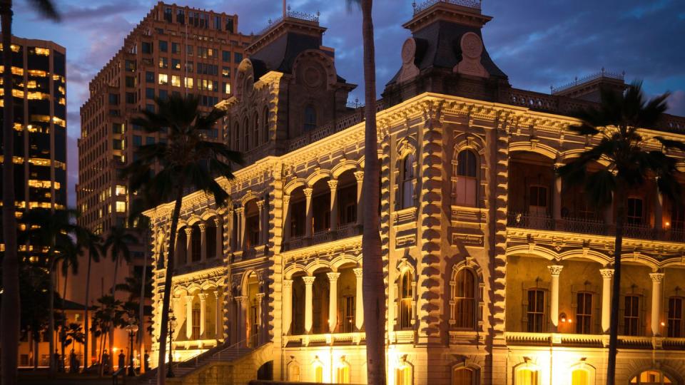 iolani palace at night in honolulu, hi