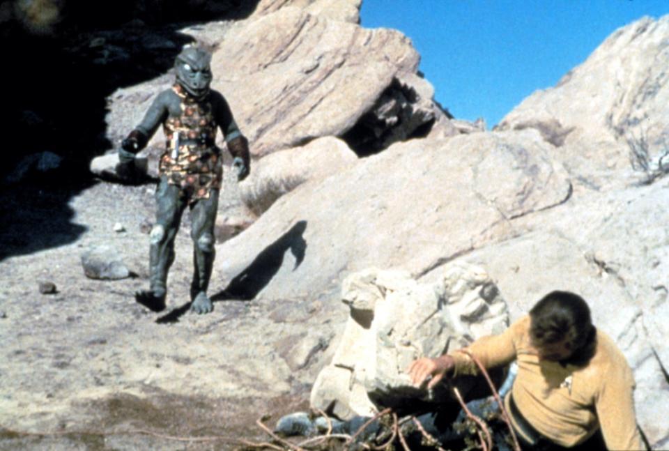 STAR TREK, Bobby Clark (as the Gorn captain), William Shatner, in Season 1, Ep#19, 'Arena,' January 19, 1967. (c)Paramount. Courtesy:Everett Collection.