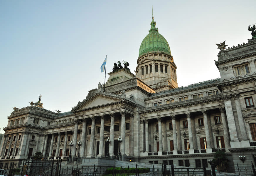 deberá informar al Poder Ejecutivo Nacional cuando entienda que un proyecto de ley elevado por el Congreso nacional para su promulgación incumple con los principios de libre competencia y de regulación eficiente, a los fines de que propicie la observación de los artículos correspondientes.