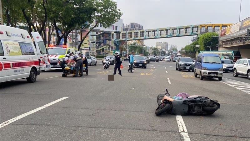 陳姓女騎士在涵洞便道逆向，遭到自小客撞倒。（圖／翻攝畫面）