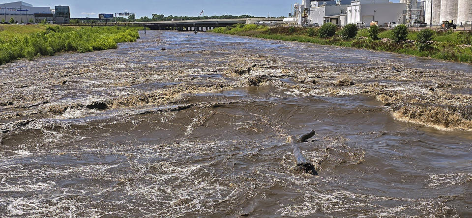 Flooding in Sioux City, Iowa (Tim Hynds / Sioux City Journal via AP)