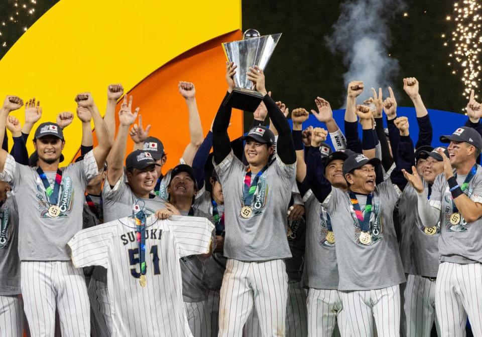 El equipo de Japón con Shohei Ohtani (centro) al frente se coronó campeón del Clásico Mundial de Béisbol, el 21 de marzo de 2023 en Miami.