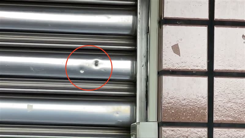 十大槍擊要犯「瘋琴」公司今晨傳出遭槍擊，鐵門上留下4個疑似彈孔的凹洞。（圖／翻攝畫面）