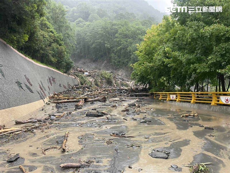 聯外道路全被土石流覆蓋。（圖／翻攝畫面）