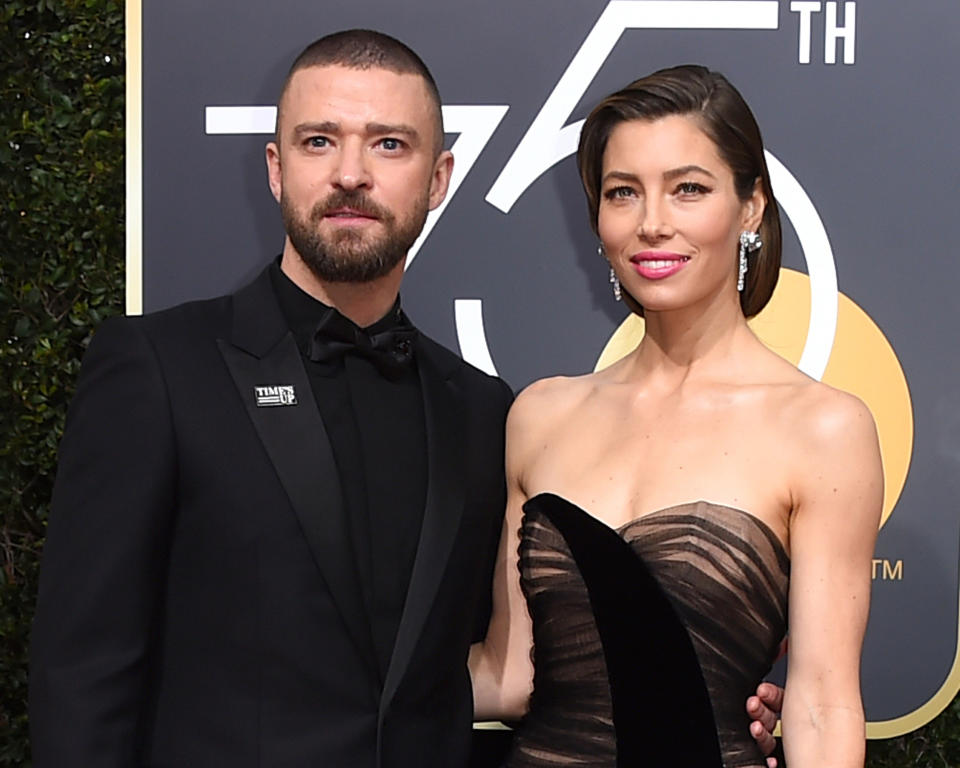 <p>Die „Time’s Up“-Revolution geschieht nicht nur im Kopf, man kann sie auch tragen. Egal ob T-Shirt, Jutebeutel oder der Pin, den neben vielen anderen auch Justin Timberlake bei den Golden Globes trug – wer das Merchandise der Bewegung trägt, setzt auch nach außen ein deutliches Zeichen. (Bild: Jordan Strauss/Invision/AP Photo) </p>