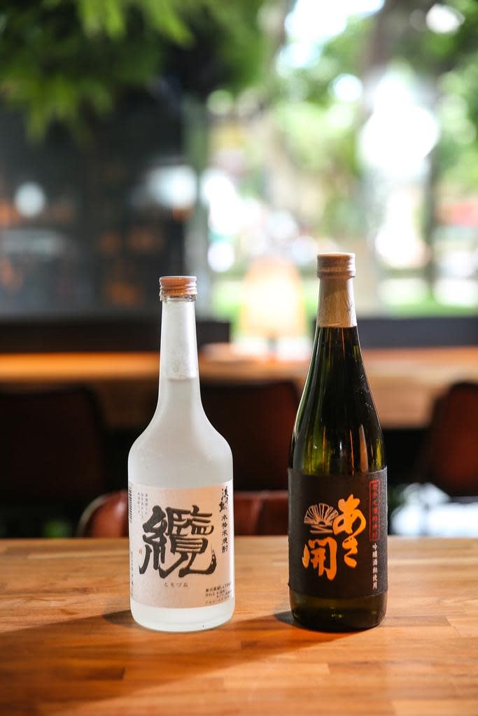 除了日本酒種類齊，這裡甚至有岩手產的燒酎，喜歡烈酒的也能找到心頭好。（左，1,300元／瓶；右，2,500元／瓶）