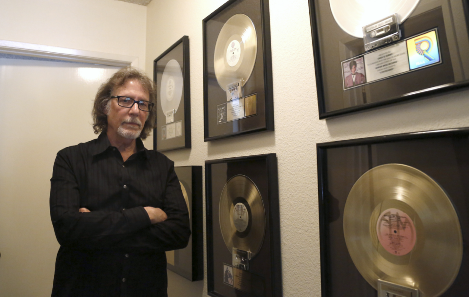 Owen Husney, primer gerente del fallecido cantante Prince, posa en su casa de Sherman Oaks, en Estados Unidos, el 21 de abril de 2016 (Foto: REUTERS / Mario Anzuoni).