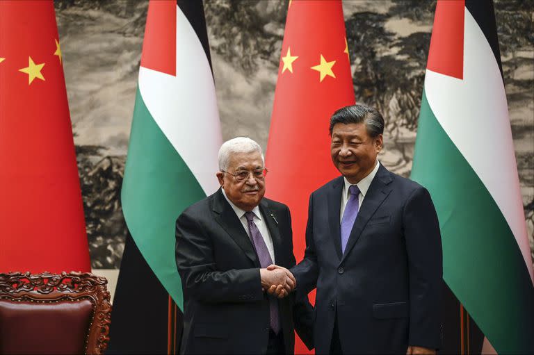 El presidente de China, Xi Jinping, y el presidente palestino, Mahmoud Abbas, en el Gran Salón del Pueblo en Beijing, el 14 de junio de 2023. (Jade Gao/Pool Photo vía AP, archivo)