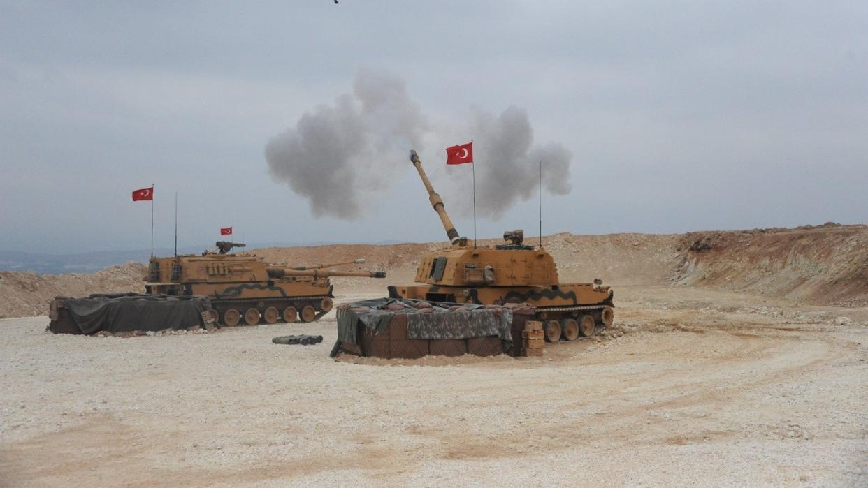 Dieses vom türkischen Verteidigungsministerium zur Verfügung gestellte Foto zeigt eine militärische Operation an der türkisch-syrischen Grenze. Die Türkei hat nach Luftangriffen gegen kurdische Milizen in Nordsyrien nun auch eine Offensive mit Bodentruppen begonnen.