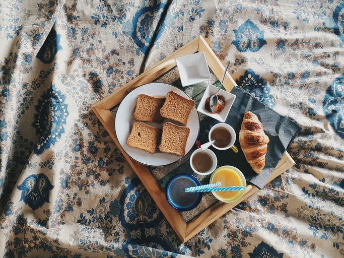 3) Serve breakfast in bed.