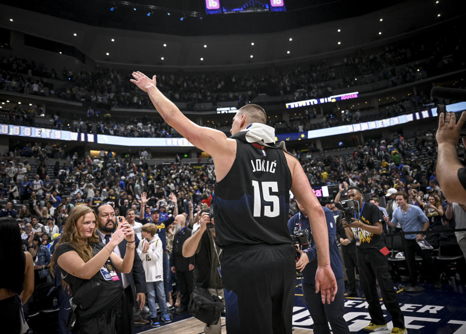 Nikola Jokic賽前淡定從聯盟主席Adam Silver手中接獲NBA生涯第3座年度MVP獎盃，並在關鍵戰役豪取40分領軍聽牌。（Photo by AAron Ontiveroz/The Denver Post）