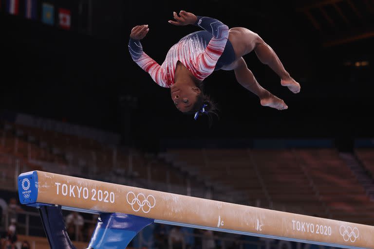 Simone Biles, en medio de su prueba sobre la barra de equilibrio