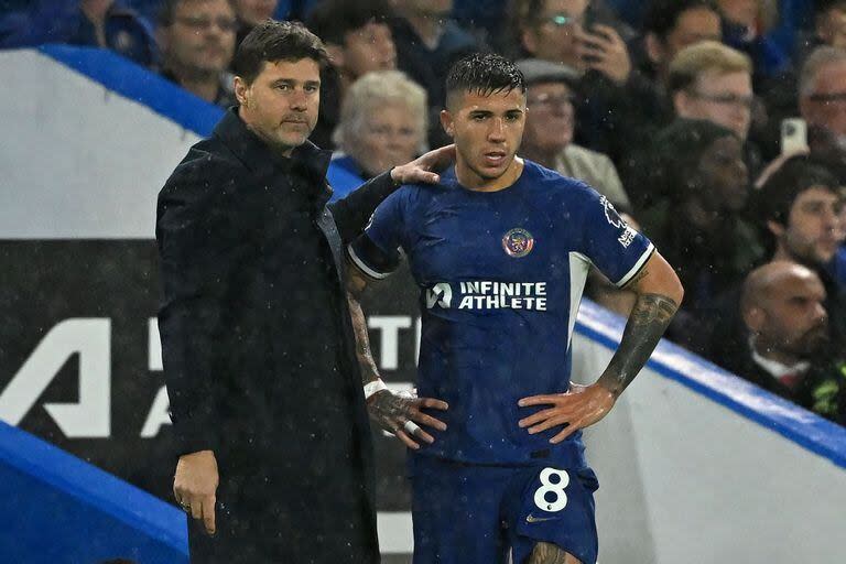 Mauricio Pochettino, como entrenador de Chelsea, y Enzo Fernández, en la cancha, afrontarán este domingo la final de la Carabao Cup frente a Liverpool, que cuenta con Alexis Mac Allister.