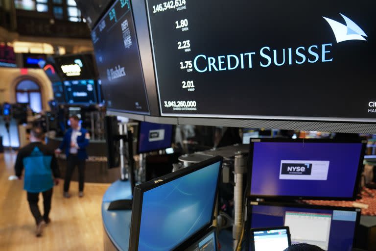 Un cartel muestra el nombre de Credit Suisse en el parqué de la Bolsa de Nueva York, el miércoles 15 de marzo de 2023. 