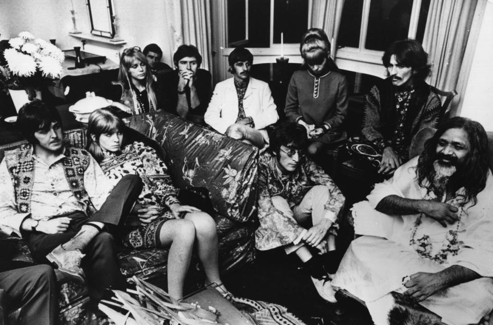 George Harrison (zweiter von rechts) machte seine Bandkollegen mit der indischen Kultur bekannt und organisierte Treffen mit Yoga-Gurus wie Maharishi Mahesh Yogi (rechts). (Bild: Keystone Features/Hulton Archive/Getty Images)