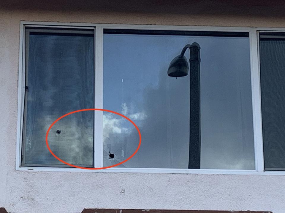 二層樓的一扇窗戶上有子彈明顯穿過的痕跡。(記者邵敏／攝影)