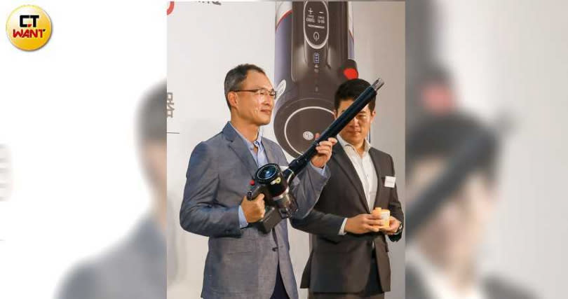台灣LG電子宋益煥董事長表示，濕拖兩用的無線吸塵器在本地市場極受歡迎。（圖／馬景平攝）