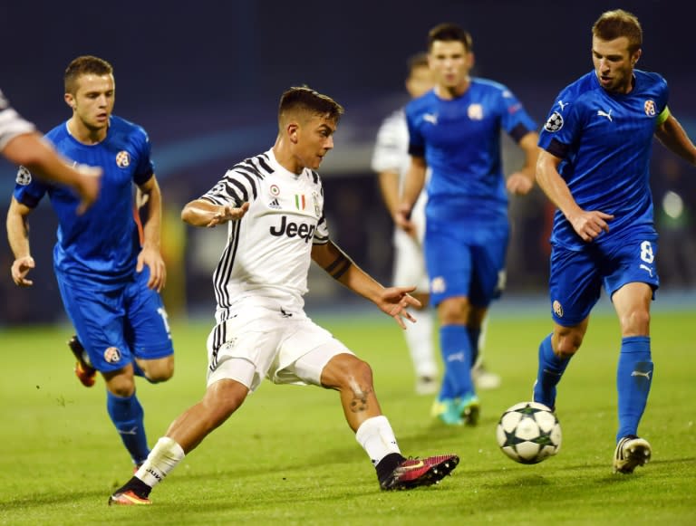 Juventus' forward Paulo Dybala (C) vies with Dinamo's midfielder Domagoj Antolic (R) during their UEFA Champions League football match in Zagreb on September 27, 2016