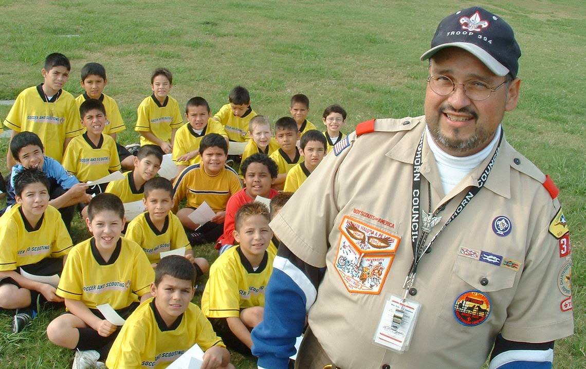 Jan. 7, 2004: Oscar Sanchez, leader of the Scout 394 group, together with the children who gather every Saturday in Arlington to practice soccer and learn about the values ​​and principles of the Boy Scouts. Jose L. Castillo